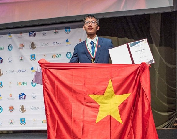 Nguyễn Mạnh Quân (sinh năm 2003), học sinh lớp 12 Lý 1, Trường Trung học phổ thông chuyên Hà Nội - Amsterdam, sở hữu Huy chương vàng kỳ thi Olympic vật lý châu Âu EUPHO 2020; Huy chương vàng Olympic thiên văn và vật lý thiên văn quốc tế năm 2019 tại Hungary; Huy chương vàng Olympic khoa học trẻ quốc tế năm 2018…