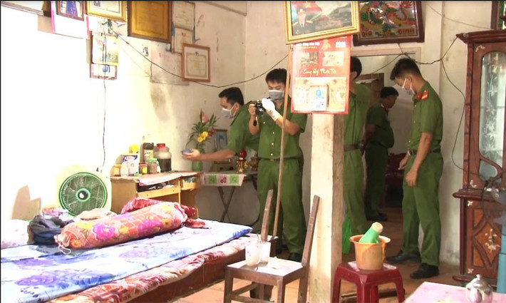 Tại hiện trường, cháu C. tử vong trên giường ngủ trong tình trạng vùng cổ có nhiều vết bầm tím, nghi bị siết, quần dài bị kéo tụt xuống tới ống đồng, xuất hiện tinh dịch. Kiểm tra khu vực xung quanh tử thi, công an thu giữ nhiều lông, tóc. Trong móng tay nạn nhân cũng xuất hiện một số mô da. Đặc biệt, dưới gầm giường, nơi cháu C. nằm ngủ, lớp bụi trên sàn nhà bị biến dạng. Đồ đạc xung quanh không có dấu hiệu xáo trộn. (Ảnh minh họa, nguồn Internet)