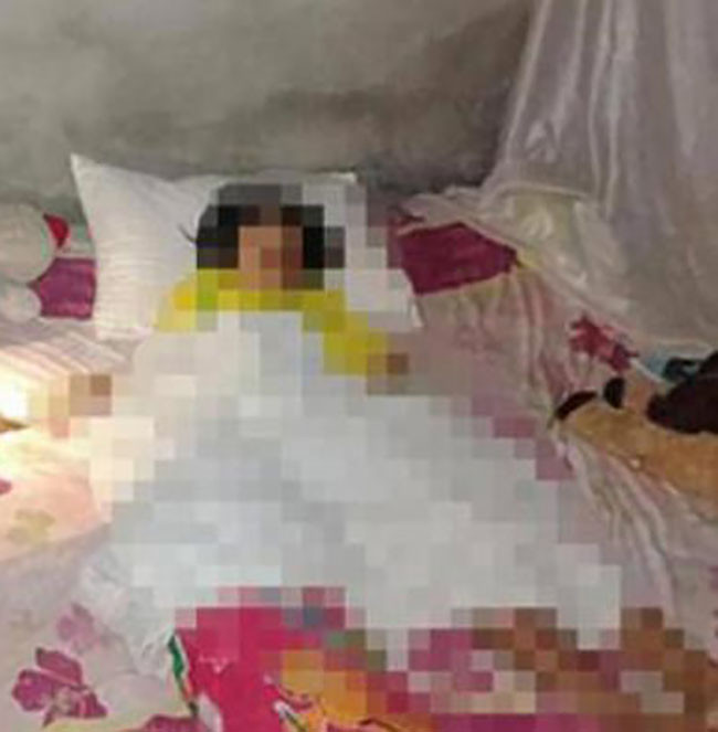 Theo tài liệu điều tra, sáng 11/1/2019, sau khi đi thăm nương trở về, ông M. ghé vào nhà cháu nội để chơi. Thấy chiếc xe đạp và đôi dép của cô cháu gái để ngoài sân, ông M. tỏ ra ngạc nhiên. Cho rằng cháu C. trốn học ở nhà chơi nên ông M. vội vàng gọi hỏi. Vừa đúng lúc này, anh trai của C. là Lý Văn Sa (14 tuổi) từ trong nhà mở cửa, hốt hoảng chạy ra nói rằng em gái cứ nằm li bì trên giường không dậy. (Ảnh minh họa, nguồn Internet)