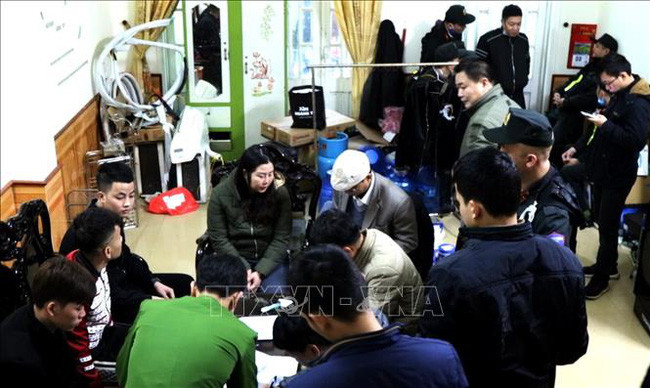 Phá đường tín dụng đen đến 356%/năm: Ngày 9/1, Công an tỉnh Quảng Bình cho biết, vừa khám xét khẩn cấp 10 điểm là nơi ở của các đối tượng cho vay lãi nặng, tại các địa bàn thành phố Đồng Hới, huyện Bố Trạch và thị xã Ba Đồn. 13 đối tượng khai nhận từ năm 2019 đến nay đã cho khoảng 200 người trên địa bàn tỉnh Quảng Bình vay với số tiền trên 1 tỷ đồng, với lãi suất từ 250% đến 365%/năm.