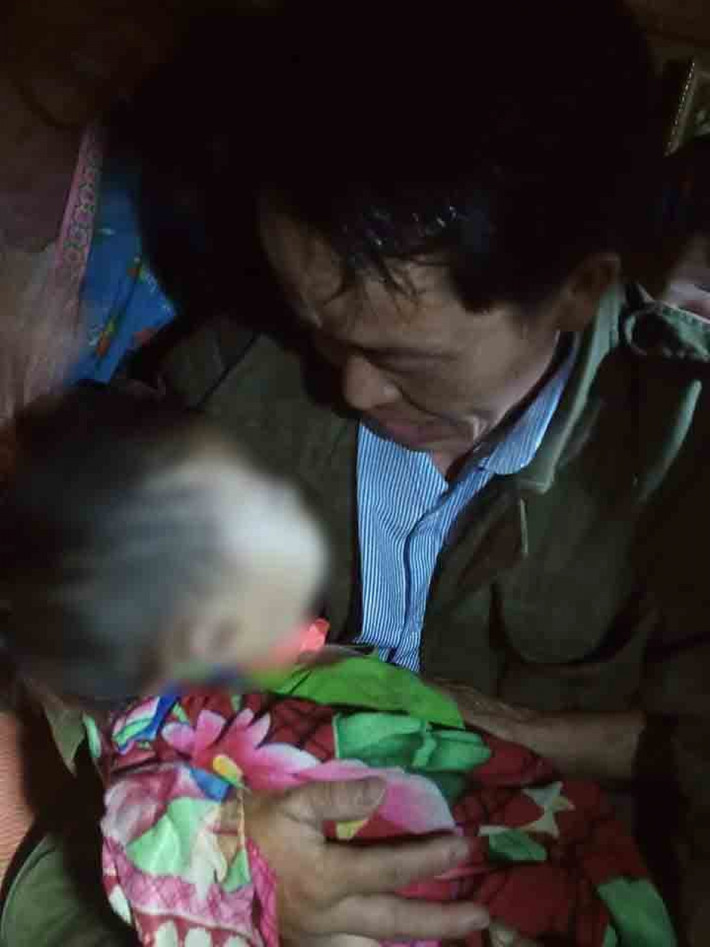 Bị ong vò vẽ đốt, bé trai 4 tuổi tử vong: Trong lúc đi làm nương cùng bà ngoại, bé V.T.A (4 tuổi ở xã Co Tòng, huyện Thuận Châu, tỉnh Sơn La) đã bị ong vò vẽ đốt hàng chục vết, dẫn đến tử vong. Ngày 14/6, UBND xã Bó Sinh cho biết, do gia đình cháu bé có hoàn cảnh khó khăn nên bố mẹ cháu V.T.A đi làm công nhân ở tỉnh Bắc Giang. Dịp hè này cháu được đưa sang nhà ông bà ngoại ở thì xảy ra vụ việc trên.