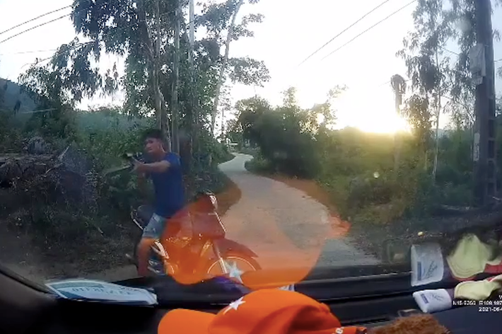 Đang đi trên đường, tài xế ô tô bị chĩa súng, dọa bắn: Mạng xã hội đang lan truyền đoạn clip dài 2 phút ghi lại hình ảnh một ô tô đang lưu thông trên đường bất ngờ bị người đàn ông đi xe máy chặn đầu, chĩa súng tự chế liên tục chửi và dọa bắn. Trong clip, người đàn ông cho rằng tài xế ô tô đi vào đường hẹp rồi lấn làn khiến ông ngã xe. Qua xác minh, clip được ghi lại ngày 6/6, tại địa bàn xã Quế An (huyện Quế Sơn, Quảng Nam). Ngày 14/6, Công an huyện Quế Sơn cho biết đang điều tra, làm rõ.