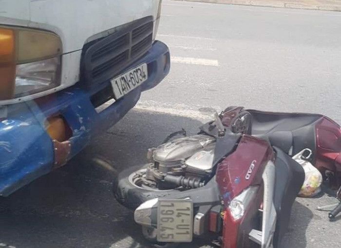 Ô tô tải đâm xe máy cùng chiều, hai mẹ con bị thương: Ngày 14/6 tại phường Cẩm Thịnh, TP Cẩm Phả, Quảng Ninh xe ô tô do anh Dương Văn H. (SN 1978, trú Hưng Yên) điều khiển xảy ra va chạm với xe máy do anh Ngô Thanh M. (SN 1962) điều khiển, phía sau chở mẹ là bà Nguyễn Thị Ng. (SN 1942, cùng trú tại TP Cẩm Phả, Quảng Ninh) đi cùng chiều. Hậu quả, hai người đi xe máy ngã xuống đường bị thương, cả xe tải và xe máy đều hư hỏng.