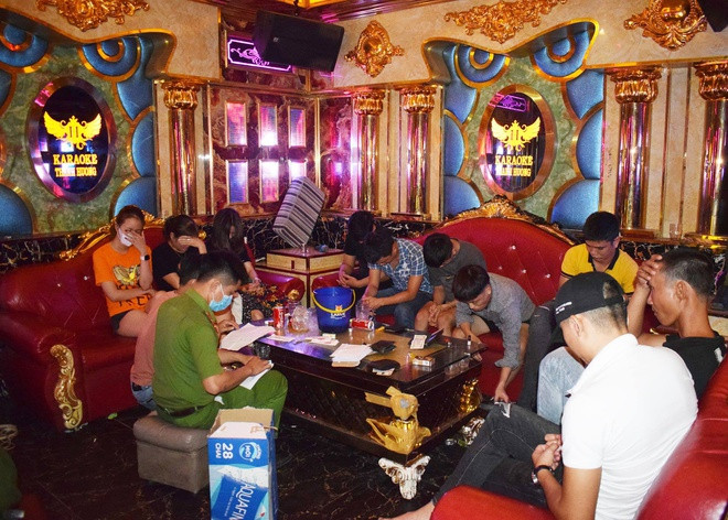 11 người phê ma túy ở quán karaoke giữa dịch COVID-19: Tối 13/6, Công an phát hiện 11 người sử dụng trái phép chất ma túy tại quán karaoke Thanh Hương (huyện Hiệp Đức, Quảng Nam). Qua kiểm tra, lực lượng chức năng phát hiện nhóm này dương tính với chất ma túy. Tại hiện trường, cảnh sát thu giữ 5 viên ma túy tổng hợp và một gói chứa ma túy đá.