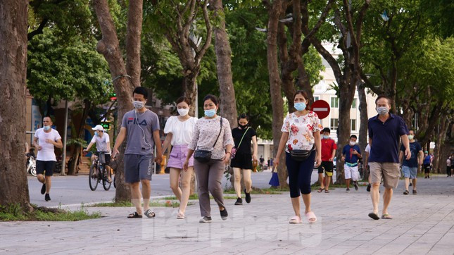 Khi lực lượng chức năng kiểm tra gắt gao tại hồ Tây, người dân lại đổ về khu vực Hồ Gươm, tái diễn tình trạng, hoạt động thể thao tập trung đông người.