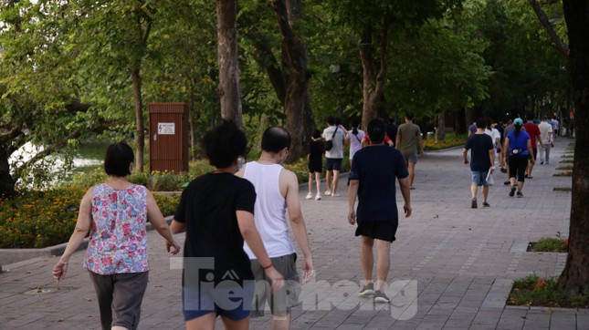 Người dân tập trung thành nhóm khiến nhiều người tưởng như đang có "trường đua" marathon mỗi chiều tối.