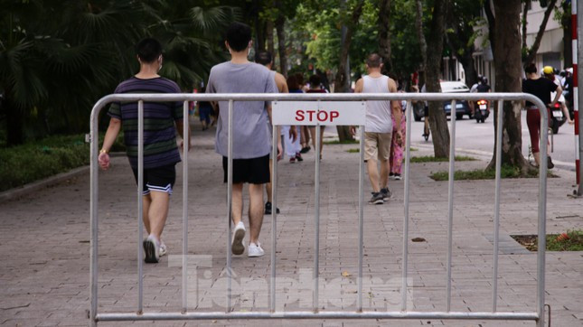 Mặc dù các địa điểm trên đều có biển cảnh báo, rào chắn cứng, lực lượng chức năng đi nhắc nhở.. nhưng không có nhiều tác dụng.