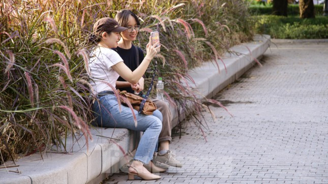 Các bạn trẻ tranh thủ chụp ảnh nhưng "quên" luôn khẩu trang phòng dịch
