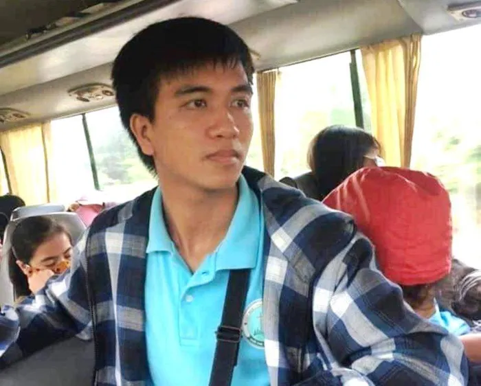 Sau khi cứu được 3 nữ sinh, Nguyễn Văn Nhã kiệt sức và bị sóng cuốn ra xa rồi tử vong. Ngày 2/5, đại diện T.Ư Đoàn đến thăm hỏi, động viên và truy tặng Huy hiệu Tuổi trẻ dũng cảm cho sinh viên Nguyễn Văn Nhã vì hành động dung cảm quên mình cứu bạn.