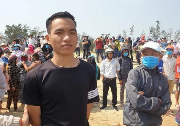 Người hùng liều mình cứu 3 học sinh đuối nước: Thời điểm Trần Văn Tròn (Điện Bàn, Quảng Nam) đi dạo biển, anh chợt thấy 4 em học sinh đang nô đùa theo một tấm mút trắng, trôi ra xa bờ lúc nào không hay. Là người có kinh nghiệm, anh Tròn liếc mắt cũng biết nơi các em nô đùa là vùng nước xoáy sâu rất nguy hiểm. Định bụng chạy ra nhắc nhở các em nhưng chưa kịp đến nơi đã thấy 4 em vùng vẫy kêu cứu.