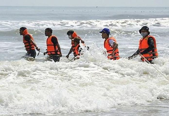 Nhân viên nhà hàng mất tích vì cứu người đuối nước: Ngày 20/2, một nhóm 9 em học sinh lớp 10 đã đến bãi biển Mỹ Khê, Đà Nẵng chơi đùa. Trong lúc mải nghịch, một em đã bị sóng cuốn trôi. Khi nghe thấy tiếng kêu cứu, anh Phó (43 tuổi, nhân viên nhà hàng) đã lao xuống biển để đưa em học sinh vào bờ.