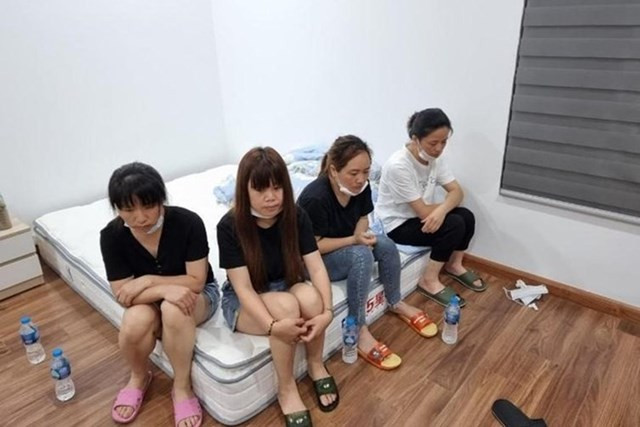 Nhóm 12 người Trung Quốc nhập cảnh "chui", cố thủ tại chung cư: Tối 4/5, cơ quan chức năng thực hiện kiểm tra căn phòng số 3017 tòa A chung cư Samsora (số 105 đường Chu Văn An, phường Yết Kiêu, quận Hà Đông, Hà Nội) các đối tượng bên trong đã cố thủ, không chịu mở cửa buộc lực lượng chức năng phải phá khoá. Tại thời điểm kiểm tra có 11 đối tượng mang quốc tịch Trung Quốc, không có giấy tờ nhập cảnh hợp lệ.