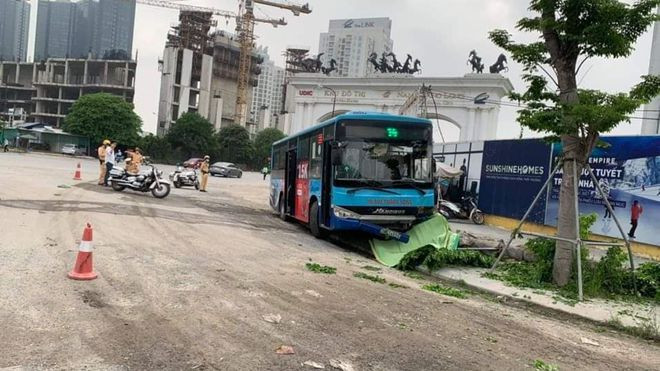 Xe buýt đâm đổ cây, chết người đi đường: Ngày 8/4, ông Phạm Văn Tường (48 tuổi, ở Hà Nội) điều khiển xe buýt khi đến trước cổng Khu đô thị Ciputra (quận Bắc Từ Liêm, Hà Nội), xe buýt bất ngờ lao lên vỉa hè, tông đổ một cây xanh và tông trúng anh L.X.B (31 tuổi, quê Thái Bình), khiến anh B. tử vong tại chỗ.