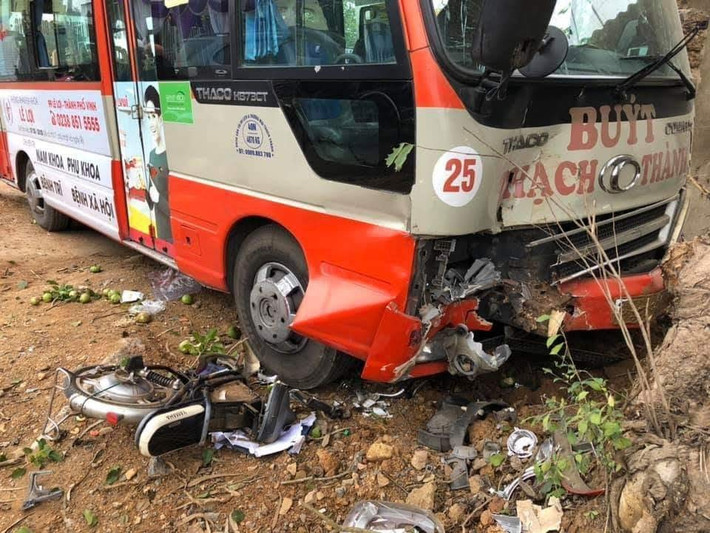 Xe buýt Thạch Thành gây tai nạn, 2 học sinh nhập viện: Ngày 1/2/2020, tại xã Nghĩa Thuận, thị xã Thái Hòa, Nghệ An xcủa hãng Thạch Thành do lưu thông với tốc độ cao đã va chạm với xe đạp điện chở 2 học sinh trú tại xã Nghĩa Thuận. Hậu quả, vụ tai nạn khiến 2 thiếu niên đi xe đạp điện bị thương.Tại hiện trường, phần đầu xe buýt hư hỏng nặng, xe đạp điện bị gãy đôi.