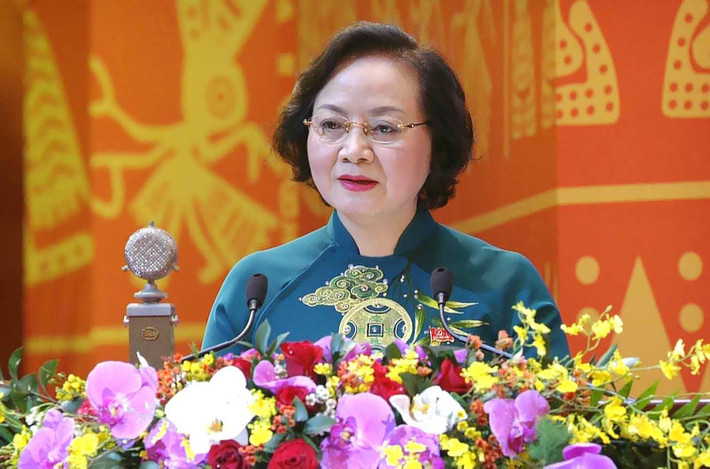 Bà Phạm Thị Thanh Trà, Ủy viên Trung ương Đảng, Bộ trưởng Bộ Nội vụ: Bà Phạm Thị Thanh Trà (57 tuổi, quê Nghệ An). Bà là nữ Bộ trưởng Nội vụ đầu tiên sau 75 năm thành lập ngành Nội vụ và là thành viên nữ thứ 2 trong Chính phủ hiện nay, sau Thống đốc Ngân hàng Nhà nước Nguyễn Thị Hồng. Bà có trình độ chuyên môn Thạc sĩ Quản lý giáo dục, Cử nhân Sư phạm.