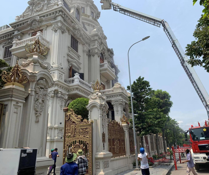 Theo vị lãnh đạo này, nạn nhân tử vong được xác định là vợ của chủ nhân tòa biệt thự xảy ra vụ hỏa hoạn. Sau khi tiếp nhận tin báo về vụ hỏa hoạn, lực lượng cứu hỏa của phường và TP Cẩm Phả đã có mặt tiến hành công tác dập lửa, giải cứu những người mắc kẹt bên trong biệt thự.