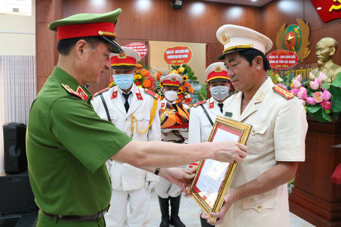 Chiều 12/4, tại Công an tỉnh Kiên Giang đã diễn ra lễ công bố quyết định của Bộ trưởng Bộ Công an về việc điều động, bổ nhiệm đại tá Nguyễn Văn Hận - Phó Giám đốc Công an tỉnh Bạc Liêu, đến giữ chức vụ Giám đốc Công an tỉnh Kiên Giang, thay đại tá Đỗ Triệu Phong đã được Bộ Công an điều động và bổ nhiệm giữ chức Cục trưởng Cục Quản lý xuất nhập cảnh.