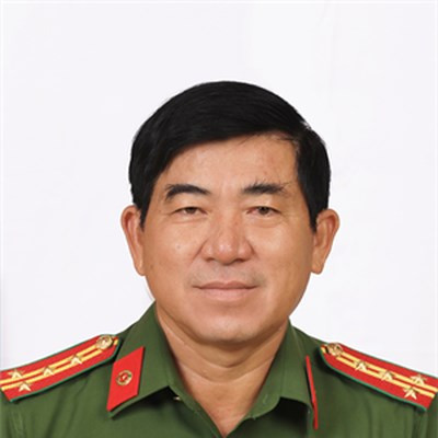 Là cán bộ trưởng thành từ cơ sở, đại tá Nguyễn Văn Hận đã kinh qua nhiều vị trí quan trọng tại các đơn vị trong lực lượng Công an nhân dân, có nhiều kinh nghiệm trong đấu tranh, phòng chống các loại tội phạm.