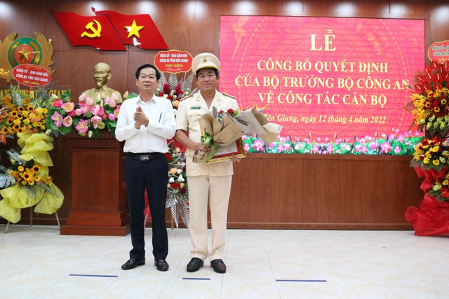 Cũng tại buổi lễ, ông Đỗ Thanh Bình - Bí thư Tỉnh ủy Kiên Giang, mong muốn đại tá Nguyễn Văn Hận trên cương vị và môi trường công tác mới sẽ tiếp tục phát huy năng lực, phẩm chất để cùng với tập thể cán bộ, chiến sĩ Công an tỉnh Kiên Giang hoàn thành xuất sắc nhiệm vụ được giao, góp phần vào nhiệm vụ phát triển kinh tế - xã hội của địa phương.