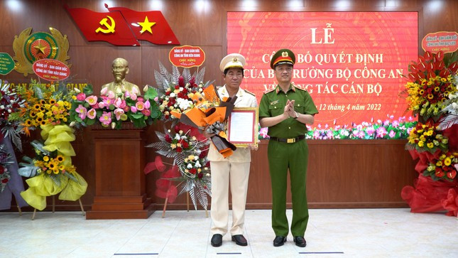 Phát biểu tại buổi lễ, Trung tướng Nguyễn Duy Ngọc - Thứ trưởng Bộ Công an, ghi nhận và đánh giá cao những đóng góp của đại tá Nguyễn Văn Hận và đại tá Đỗ Triệu Phong. Với trọng trách mới, đại tá Nguyễn Văn Hận sẽ cùng với tập thể Đảng ủy, Ban Giám đốc Công an tỉnh Kiên Giang hoàn thành tốt nhiệm vụ được giao.