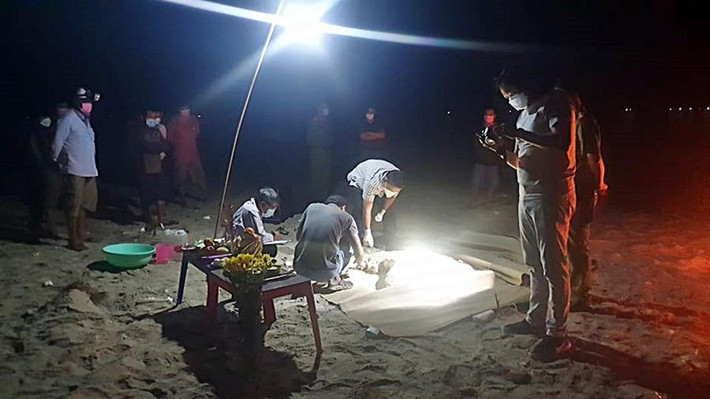 Thi thể quấn vải không nguyên vẹn dạt vào bờ biển: Ngày 12/4, Công an thị xã La Gi, tỉnh Bình Thuận cho biết, chiều 11/4, người dân đi tắm biển tại khu vực Mũi Đá, xã Tân Phước phát hiện một tử thi trôi vào gần bờ. Bước đầu, qua giám định, thi thể là nam giới được quấn quanh nhiều lớp vải và đang trong quá trình phân hủy mạnh, mất các chi...