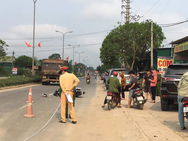 Đôi vợ chồng nguy kịch sau va chạm giữa xe máy với ô tô tải: Sáng 12/4, anh H.Q.B. (23 tuổi, trú huyện Hương Khê, Hà Tĩnh) điều khiển xe máy chở theo vợ là H.T.T (21 tuổi) khi đến thị trấn Hương Khê thì bất ngờ xảy ra va chạm với xe tải chạy hướng cùng chiều. Cú va chạm khiến hai vợ chồng đi trên xe máy ngã xuống đường, được người dân đưa đi cấp cứu trong tình trạng nguy kịch.