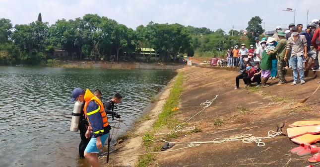 Phát hiện thi thể nữ sinh cấp 3 dưới đập nước: Trưa 12/4, người dân trình báo về việc phát hiện hiện trường nghi có người tự tử ở đập nước thuộc xã Kiến Thành (huyện Đắk R’lấp, tỉnh Đắk Nông). Sau khi tìm kiếm, lực lượng chức năng xác định người tử vong là em V.L.K.L. (SN 2004, ngụ huyện Đắk R’Lấp), học sinh trường THPT Trường Chinh. Em này bỏ đi khỏi nhà từ hôm qua (11/4).