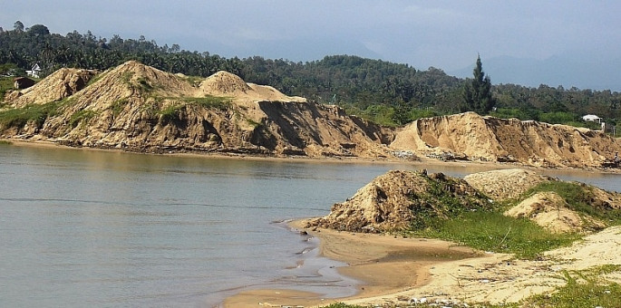 6. Tắm sông Trà Khúc 3 thiếu niên chết đuối thương tâm: Ngày 25/8, ông Trần Quang Minh, Chủ tịch UBND xã Tịnh Khê, TP Quảng Ngãi, tỉnh Quảng Ngãi xác nhận, trên địa bàn xã vừa xảy ra vụ 3 học sinh tắm sông không may chết đuối thương tâm xảy ra vào khoảng 17h ngày 24/8, tất cả 3 nạn nhân đều trú tại xã Tịnh Khê.