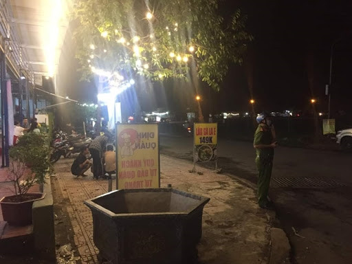 2. Nhóm côn đồ dùng hung khí chém thanh niên đứt tay: Ngày 25/8, Công an tỉnh Đồng Nai đang điều tra truy xét các đối tượng dùng hung khí đuổi chém 3 nam thanh niên trọng thương nhập viện cấp cứu. Có 1 nạn nhân bị chém đứt tay. Quá trình ăn uống, 3 thanh niên mâu thuẫn với nhóm thanh niên này dẫn tới cự cãi. Sau đó, nhóm thanh niên dùng hung khí đuổi chém khiến 3 thanh niên trọng thương rồi tẩu thoát.