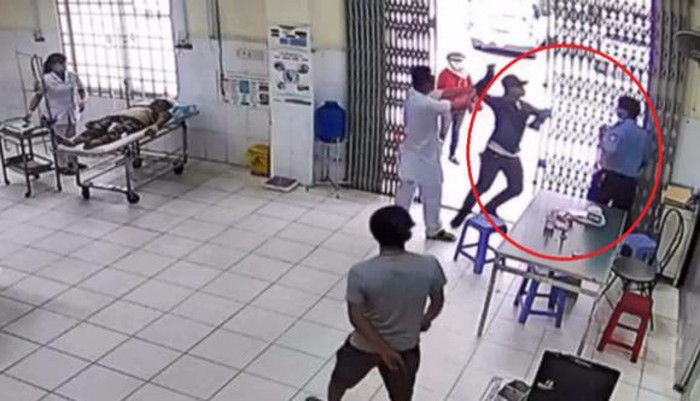 4. Dùng dao tấn công bảo vệ vì bị nhắc đeo khẩu trang: Ngày 25/8, Công an TP Nha Trang (Khánh Hòa) đang củng cố hồ sơ để xử lý Hà Quốc Trường (23 tuổi, ngụ phường Vĩnh Phước, TP Nha Trang) về hành vi cố ý gây thương tích. Khi bảo vệ BV tỉnh Khánh Hòa nhắc Trường đeo khẩu trang, Trường đã dùng dao bấm mang theo trong người và ghế nhựa liên tục tấn công nhân viên bảo vệ.