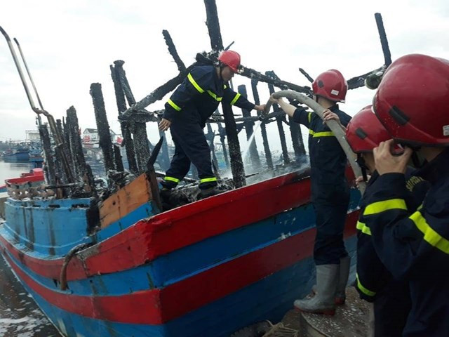 Cháy tàu cá thiệt hại hơn 4 tỷ đồng: Đêm ngày 14/1, tàu cá của anh Võ Bá Nha (36 tuổi, trú xã Bình Châu, huyện Bình Sơn, tỉnh Quảng Ngãi đang neo đậu tại cảng Sa Kỳ (xã Bình Châu) thì bất ngờ bị bốc cháy lớn. Đến 6h ngày 15/1, ngọn lửa được khống chế nhưng vụ hỏa hoạn đã thiêu rụi hoàn toàn tàu của anh Nha, ước tính thiệt hại ban đầu hơn 4 tỷ đồng.