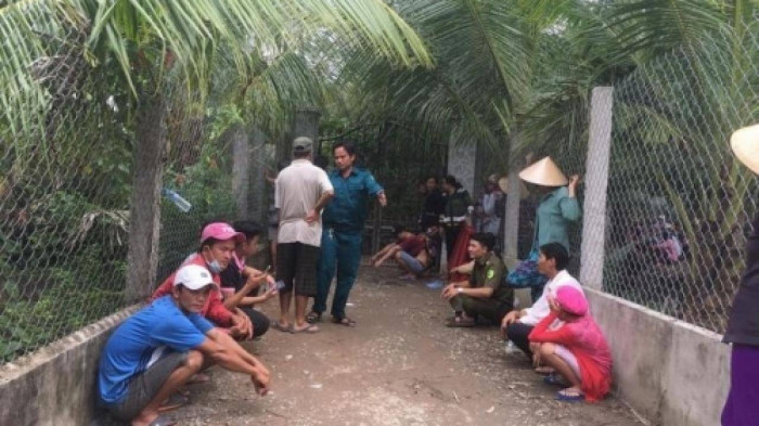 Bị đánh, vợ dùng dây thừng siết cổ chồng tử vong: Ngày 12/1, mọi người nghe tiếng kêu thất thanh từ nhà bà Sầm Thị Hương (SN 1959, trú xã Thông Thụ, huyện Quế Phong). Người dân hốt hoảng khi thấy ông Lữ Văn Phương (SN 1962, chồng bà Hương) nằm bất tỉnh trong nhà bếp, miệng sùi bọt mép. Ông Phương tử vong với một vết bầm tím quanh cổ. Hôm nay, Công an huyện Quế Phong đã tạm giữ bà Sầm để điều tra về hành vi giết người.
