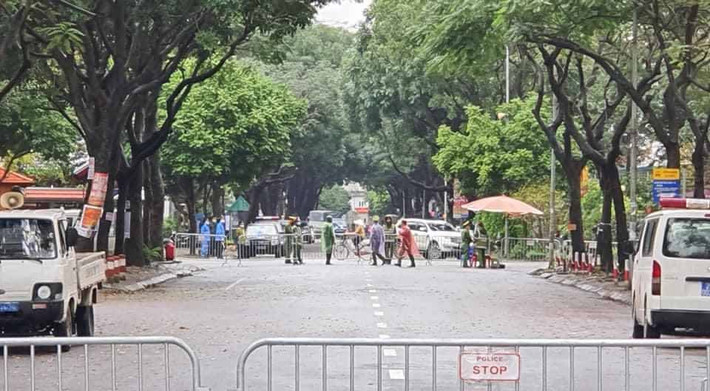 Tại khu cách ly thuộc Trường Cao đẳng nghề Công nghệ cao Hà Nội hàng rào an ninh được thiêt lập từ cổng trưởng có hướng dẫn vào khu ký túc xá nằm biệt lập với các dẫy nhà giảng đường.