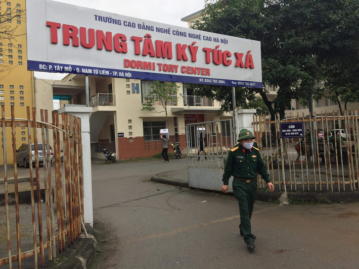 Ngày 19/3, Công an quận Hoàng Mai và Công an quận Nam Từ Liêm (Hà Nội) đã triển khai các phương án bảo vệ, bảo đảm an ninh trật tự tại 2 khu vực đón người cách ly để theo theo dõi diễn biến dịch Covid-19 tại tòa nhà A1 khu nhà ở học sinh, sinh viên Pháp Vân - Tứ Hiệp (quận Hoàng Mai) và Ký túc xá Trường Cao đẳng nghề Công nghệ cao Hà Nội tại phường Tây Mỗ (quận Nam Từ Liêm).