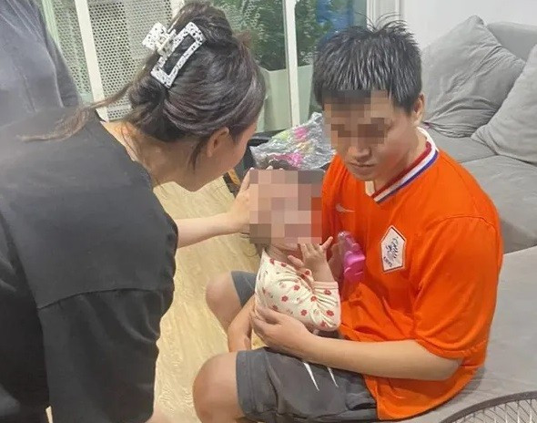 Đu dây giải cứu bé gái mắc kẹt ở tầng 16 chung cư: Khoảng 19h ngày 30/9, Phòng Cảnh sát PCCC&CNCH nhận được tin báo có một cháu bé 2 tuổi đang bị mắc kẹt tại căn hộ số 8, tầng 16 của chung cư Hoàng Anh Gia Lai (TP Buôn Ma Thuột, Đắk Lắk). Theo người thân cháu bé, khi người lớn vừa ra khỏi nhà, bé gái ở bên trong một mình đã chốt cửa khiến cửa bị khóa phía trong. Khi người thân phát hiện nhưng không thể mở cửa dù có chìa khóa. Lực lượng Cảnh sát nhận định cửa bị khóa trong, chỉ có thể dùng cưa để phá khóa nhưng sẽ mất thời gian, bé gái có thể gặp nguy hiểm. Do đó, các chiến sĩ đã triển khai phương án đu dây từ căn hộ thứ 18 di chuyển xuống lan can tầng 16, trèo vào để tiếp cận cháu bé.