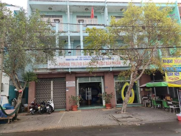 Kỷ luật nguyên Giám đốc Quỹ Đầu tư phát triển Đồng Tháp: Ngày 28/12, UBKT tỉnh ủy Đồng Tháp cho biết vừa thi hành kỷ luật cảnh cáo ông Huỳnh Kim Khuê, Phó Giám đốc Trung tâm xúc tiến Thương mại, Du lịch và Đầu tư tỉnh Đồng Tháp, nguyên Giám đốc Quỹ Đầu tư phát triển tỉnh Đồng Tháp. Ông Khuê bị kỷ luật vì sai phạm về công tác thu, chi tài chính.