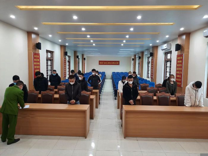Phát hiện 16 nam thanh, nữ tú đang 'phê pha' trong quán karaoke: Ngày 28/12, Công an tỉnh Hải Dương cho biết, lực lượng chức năng vừa kiểm tra quán karaoke Top tại xã Long Xuyên, huyện Bình Giang phát hiện tại phòng Vip 5 của quán có 16 nam, nữ thanh niên có biểu hiện sử dụng trái phép chất ma túy. Qua xét nghiệm, cả 16 đối tượng đều dương tính với ma túy.