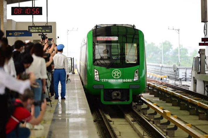 Tuyến đường sắt Cát Linh - Hà Đông đi vào vận hành sau 10 năm: Ngày 6/11, dự án đường sắt đô thị Hà Nội, tuyến Cát Linh - Hà Đông chính thức vận hành thương mại. Sau 10 năm khởi công, tuyến đường sắt đô thị đầu tiên của Thủ đô và cả nước đã hoàn thành, bắt đầu phục vụ nhu cầu đi lại của người dân, mở ra loại hình vận tải công cộng mới.