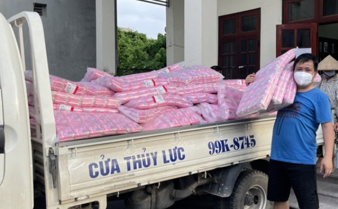 Xe chở băng vệ sinh, tã bỉm bị chặn vì 'không phải thiết yếu': Ngày 28/7, Công ty cổ phần Diana Unicharm cho biết, các nhà phân phối, nhân viên bán hàng của doanh nghiệp bị lực lượng chức năng tại trạm kiểm soát chặn khi vận chuyển mặt hàng băng vệ sinh, tã, bỉm đến các điểm bán lẻ. Lực lượng chức năng tại trạm kiểm soát giải thích những sản phẩm này không thuộc nhóm mặt hàng thiết yếu trong dịch nên không được vận chuyển, lưu thông. (Ảnh minh họa)