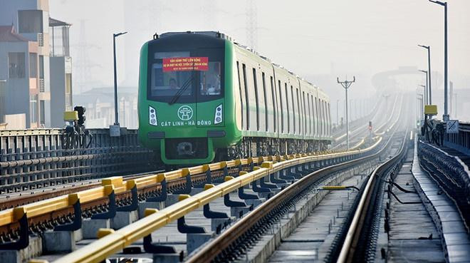 Tuyến đường sắt này có 13 đoàn tàu, mỗi đoàn tàu gồm 4 toa, mỗi toa chở được 240 hành khách, mỗi chuyến chở được 960 hành khách. Về tần suất, đoàn tàu Cát Linh - Hà Đông có biểu đồ hoạt động giờ cao điểm 6 phút/chuyến, bình quân có 10 chuyến/giờ/hướng. Giá mở cửa là 7.000 đ/lượt, theo chặng là 8.000đ-15.000đ/lượt. Giá vé ngày là 30.000đ/ngày. Vé cũng được bán theo tháng (không định danh 200.000đ/người, có định danh là 100.000đ/người).