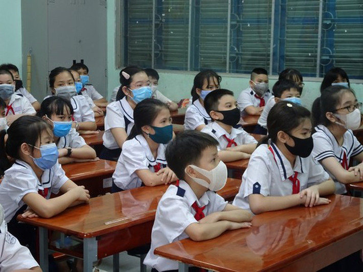 Hơn 1.500 học sinh TP HCM mồ côi vì COVID-19: Ngày 14/9, lãnh đạo Sở Giáo dục và Đào tạo báo cáo thông tin trên khi làm việc với Ban Văn hóa - Xã hội, HĐND TP HCM về tình hình đầu năm học mới. Học sinh mồ côi cha hoặc mẹ vì COVID-19 ở khắp các quận huyện, TP Thủ Đức; nhiều nhất ở quận 8, Bình Thạnh, Bình Tân và huyện Hóc Môn. (Ảnh minh họa)