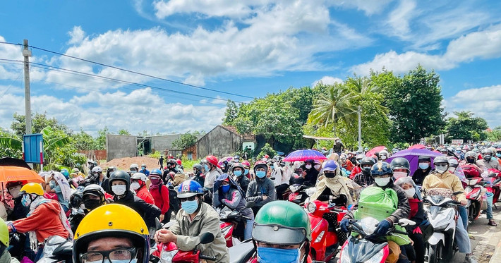 1,3 triệu lao động trở về quê trong đợt dịch COVID-19: Tháng 11/2021, Bộ trưởng Bộ LĐ-TB-XH Đào Ngọc Dung cho biết lực lượng lao động về quê tương đối lớn, sau khi xem tổng kết của 63 địa phương thì con số chính thức là 1,3 triệu người, chiếm 60% là người dân di chuyển từ TP.HCM và các tỉnh phía nam về quê. (Ảnh minh họa)