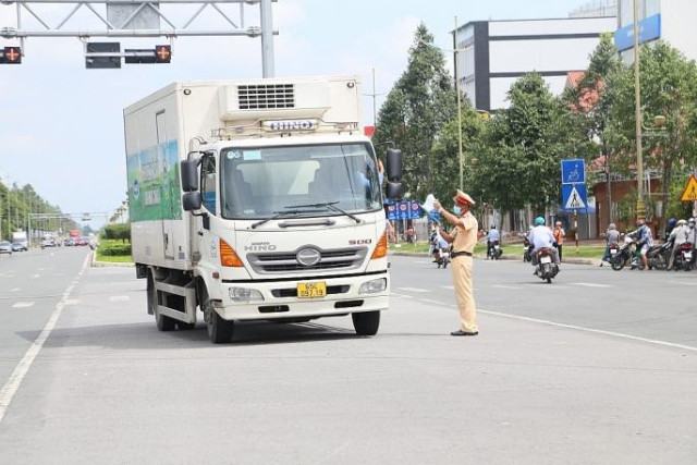 Theo đề xuất của Bộ Công Thương lên Thủ tướng, vấn đề tắc nghẽn vận tải do cách hiểu về hàng hoá thiết yếu của các địa phương không đồng nhất. Nguyên nhân là Việt Nam chưa có văn bản quy phạm pháp luật nào định nghĩa "hàng hoá, dịch vụ thiết yếu" trong bối cảnh thực hiện giãn cách xã hội nên phần lớn do các địa phương tự quy định. (Ảnh minh họa)