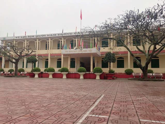 Thầy giáo dâm ô nữ sinh lớp 9 ở Hải Dương: Ngày 11/7/2022, Công an TP Chí Linh, tỉnh Hải Dương nhận được đơn của cháu H., SN 2007 và ông Th. là bố đẻ của cháu H. tố giác ông Nguyễn Văn Hồng (SN 1975, giáo viên Trường THCS Lê Lợi) nhiều lần có hành vi xâm hại thân thể. Quá trình điều tra, Nguyễn Văn Hồng đã khai nhận nhiều lần có hành động hôn, sờ, chạm vào vùng nhạy cảm của 2 nữ sinh trong các giờ học Ngữ văn trên lớp. Ngày 15/7/2022, công an khởi tố vụ án, khởi tố bị can và bắt tạm giam đối tượng Nguyễn Văn Hồng về tội “Dâm ô đối với người dưới 16 tuổi”.