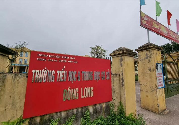 Thầy giáo xâm hại học sinh lớp 5 ở Thái Bình: Ngày 4/5/2022, Công an huyện Tiền Hải ra quyết định khởi tố bị can và bắt tạm giam đối với Đoàn Văn Tám (SN 1978, trú tại thôn Hưng Long Bắc, xã Đông Long, huyện Tiền Hải) về tội "Hiếp dâm người dưới 16 tuổi". Trước khi bị bắt giam, Tám là giáo viên Trường Tiểu học và THCS Đông Long (xã Đông Long, huyện Tiền Hải). Theo gia đình, cháu N.D.A. (11 tuổi) nạn nhân bị xâm hại vào khoảng giữa tháng 4/2022. Sau đó, cháu A. có biểu hiện lo lắng, hoảng sợ.
