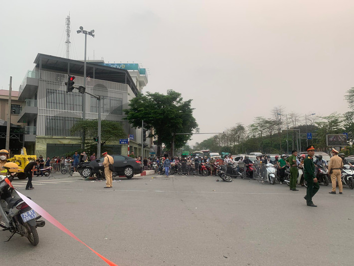Tại hiện trường, hàng chục chiếc xe máy nằm la liệt, nhiều nạn nhân bị thương nằm trên đường được người dân đưa đi cấp cứu.
