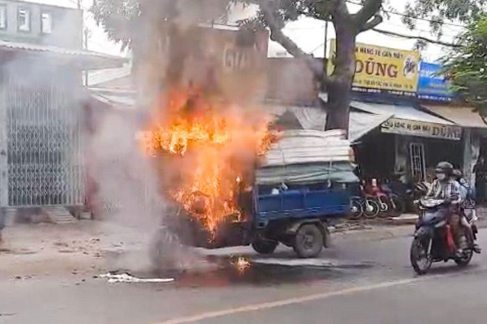 Xe ba gác bị thiêu rụi trên đường ở TP HCM: Khoảng 11h ngày 24/2, người đàn ông khoảng 45 tuổi lái xe ba gác chở nệm khi đến khu vực phường An Lạc (quận Bình Tân) xe ba gác bất ngờ bị bốc cháy ngùn ngụt. Mặc dù đã được người dân nhanh chóng dập tắt đám cháy nhưng vụ hỏa hoạn khiến xe ba gác bị thiêu rụi. Nệm trên phương tiện này cũng bị cháy hư hỏng.