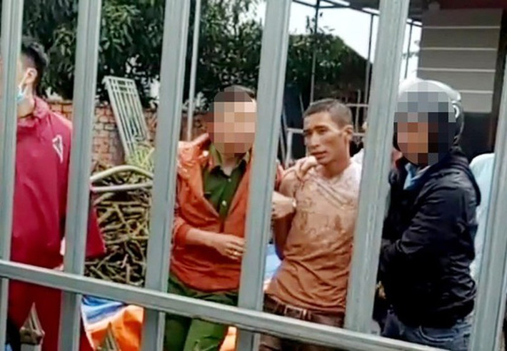 7. Bắt nóng nghi phạm giết người phụ nữ bại liệt: Khoảng 6h ngày 23/8, người dân ở thôn 1, xã Gia Hiệp, huyện Di Linh (Lâm Đồng) phát hiện bà Nguyễn Thị Kim Th. (58 tuổi, bị liệt nửa người) tử vong. Đến khoảng 9 giờ sáng cùng ngày, lực lượng chức năng bắt giữ nghi phạm Nguyễn Quang Thoại (trú cùng địa bàn) khi đối tượng đang lẩn trốn tại vườn cà phê cách hiện trường không xa.