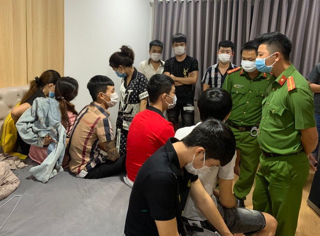 6. 10 nam nữ tổ chức sinh nhật bằng ma túy: Sáng 23/8, Công an phường Khuê Mỹ (quận Ngũ Hành Sơn, Đà Nẵng) đang tạm giữ (5 nam, 5 nữ) để xử lý hành vi sử dụng trái phép chất ma túy. Trước đó, lúc 22h30 ngày 22/8, Công an phường Khuê Mỹ phát hiện nhóm này tụ tập trong căn hộ cho thuê ở đường Võ Nguyên Giáp nên kiểm tra hành chính, thu giữ một số dụng cụ sử dụng ma tuý và chất cấm.
