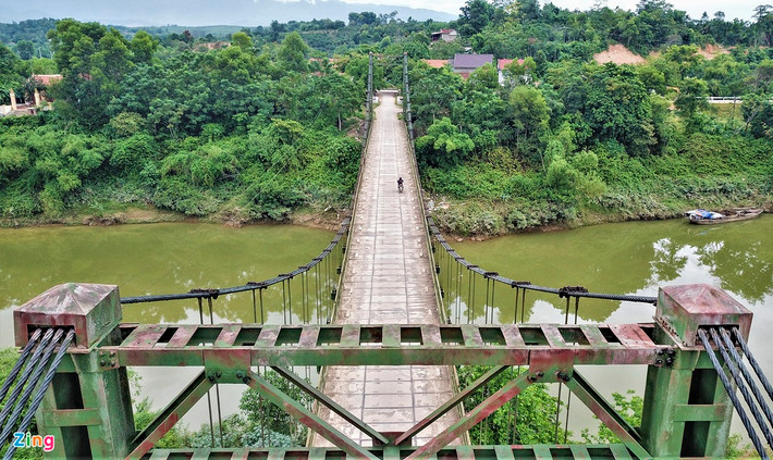 Cầu treo Hương Giang bắc qua sông Ngàn Sâu thuộc tuyến huyện lộ 7 của huyện Hương Khê, tỉnh Hà Tĩnh. Đây vốn là đường trục chính nối thị trấn Hương Khê với xã Hương Giang.